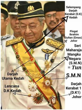 “Mahathir The Legend”面书就上载图文，详细介绍马哈迪官服上各种勋章。