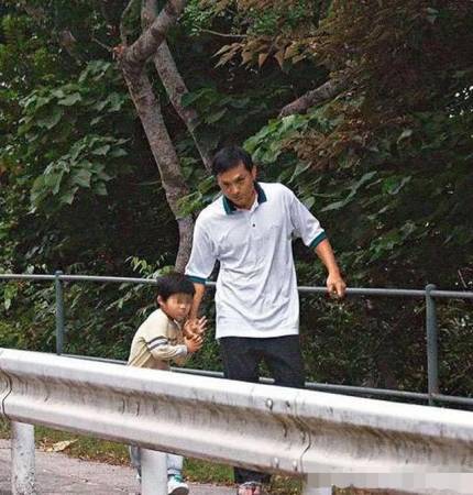 一个简单的动作，陈锦鸿对儿子付出数不尽的耐心。