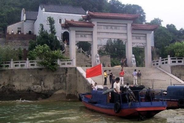 由于沉船事件不断，渔民曾在老爷庙用鸡血祭祀，但仍也逃不掉被湖水吞噬的命运。