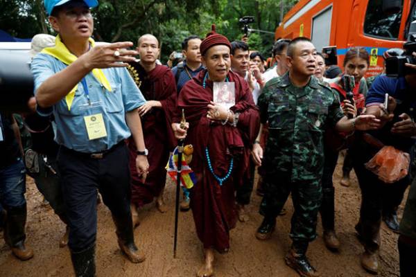 经过缅甸高僧Kruba Boonchum（中）连续2天的诵经后，奇迹似地找到了受困洞中10天的少年们。