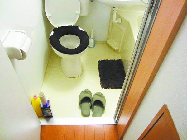经常保持厕所地面的干爽，或者准备一双防滑拖鞋，以免发生在厕所摔跤的意外。 