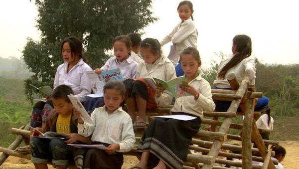 一个极小的旅游目的，做出改变整个社会的行动，为老挝孩子取得更多知识。