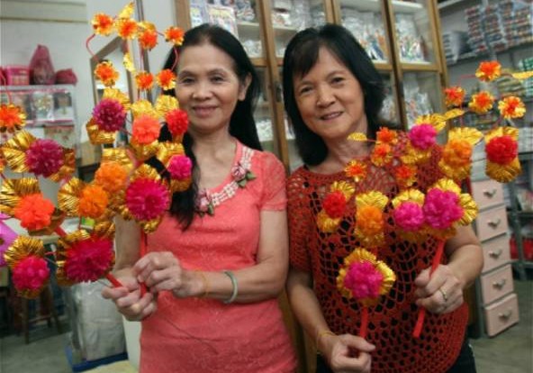 夏玉诗（左）和夏玉碧继承祖业，继续推广传统金花制作这门老行业。