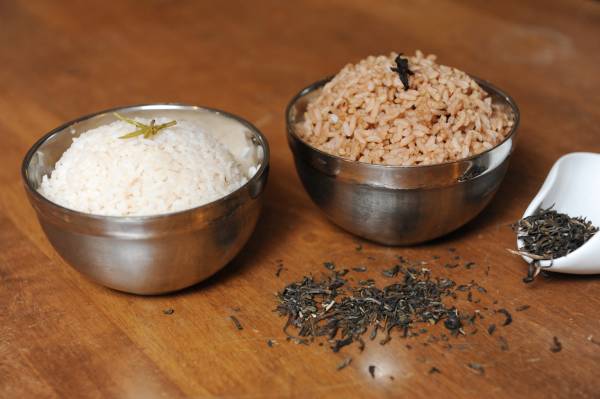 ◆龙井绿茶饭（左）、普洱糙米饭（右）