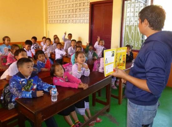 孩子们来小房子读书听旅人说故事，这里变成人性和文化交集的地方。