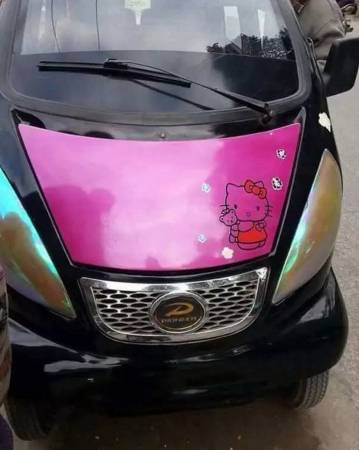 为营造大型玩具车的既视感，吴老为车前盖与车身添上吉蒂猫卡通图案，并喷上粉色系为主题色。