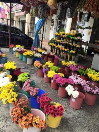 为了迎合市场需求，纸扎铺也开始转型售卖鲜花来取代传统金花。