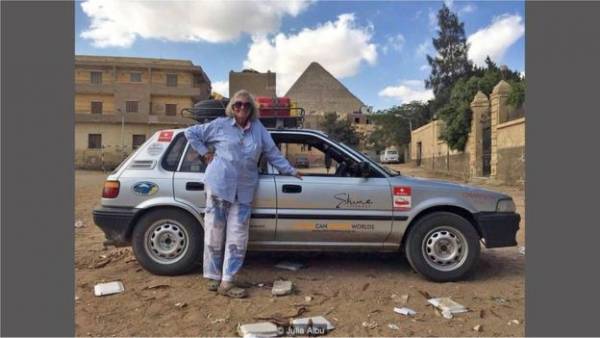 80岁的阿尔布驾驶着20年车龄的丰田，从开普敦开到了开罗。（图：Julia Albu） 