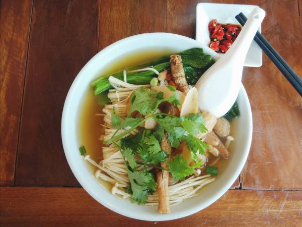 在外面吃方便素,点了一盘“药材鸡腿面不要鸡腿”,老板很有心帮我加了许多蔬菜,好幸福!