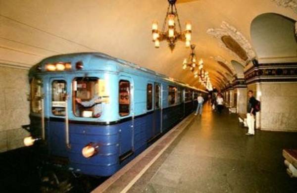 1975年，莫斯科一列载满乘客的地铁列车，突然消失得无影无踪了。