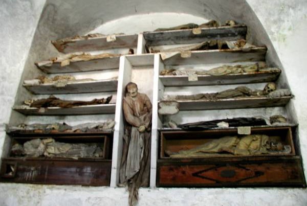 卡普奇尼地下修士墓穴里的尸体都被穿上衣服，供游客观赏。