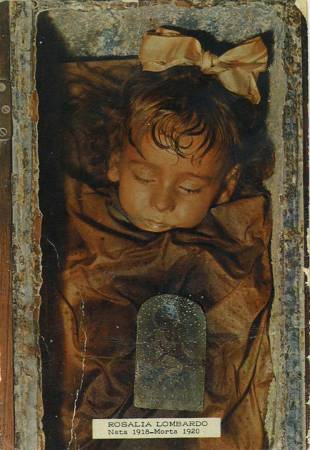 这具被称作“睡美人”的木乃伊是一具保存完好的两岁女童的尸体，迄今已有94年历史。