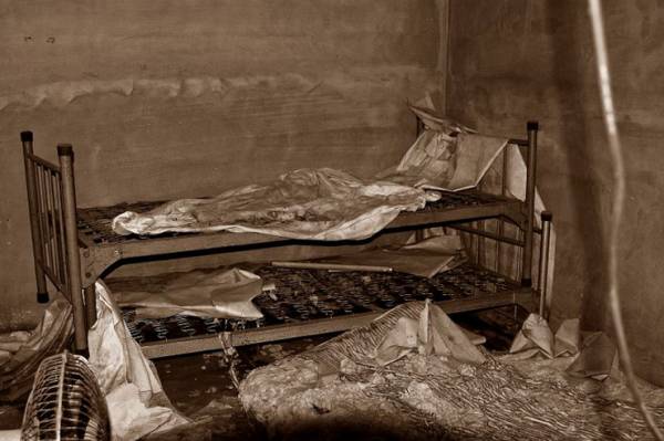 当年有成千上万的煤矿工人在“军舰岛”工作，他们的床架仍留到迄今。