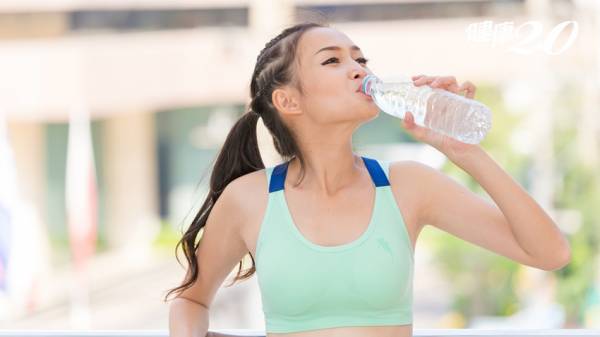 运动后不要短时间喝下大量冰水。