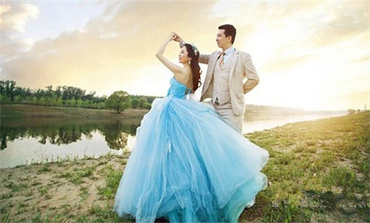 必须在农历七月拍摄结婚照的话，尽量避免到有水的地区取景。
