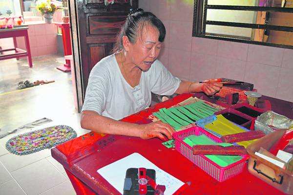 郭春叶当了娘娘童身逾40年,追随的信徒甚多。