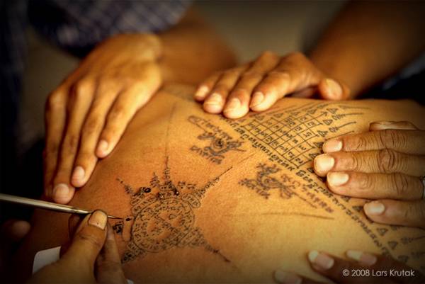泰国人相信有法力的刺青不只美观，更重要的是可以带来好运，而五条经文的刺青灵力更是声名远播。