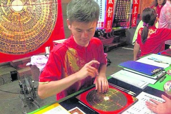 电子工程师王承信摇身变成宠物命理师,解决宠物与主人的各种疑难杂症。