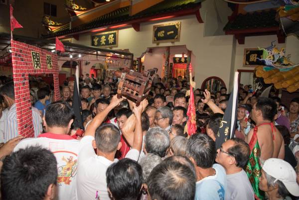 马六甲保安宫主座三坪祖师下旨,要一连三年筹办“乞龟祈福法会”,首办的法会更取得空前成功,除了摸龟旺运,还有扶椅治病,参与其盛的善信们可是捡到宝了!
