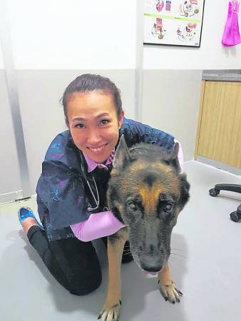兽医李薇薇医生表示狂犬病是由唾液传染的病毒，被咬后用清水往伤口清洗长达十分钟，可降低病毒继续传播的机率。