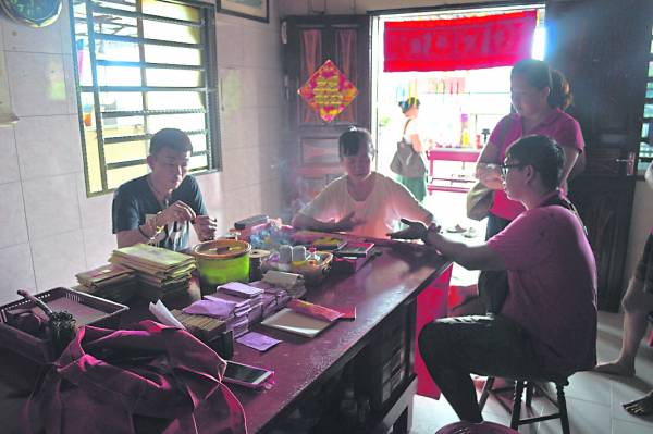 因为娘娘的信徒非常多,如果你要找娘娘问米、问事等等,都必须准备好耐心等待。