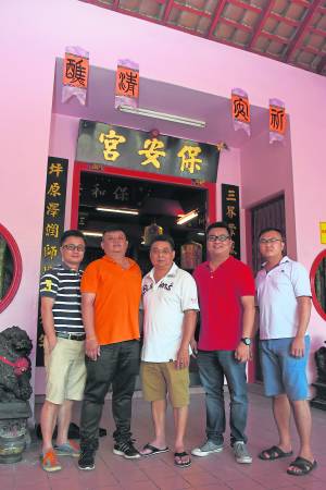 保安宫理事们用一星期完成“米龟”制作,是马六甲一间宫庙相信也是全马神庙的创举,左三为总务雷宝祥以及理事兼交际雷宝权(右三)。