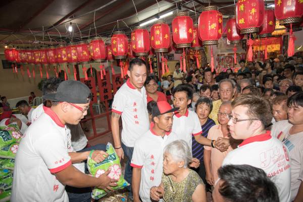 祈福也可行善,法会后的乞龟福米将派送给有需要的人家,让他们也可接纳福气,施赠者也能积下功德。