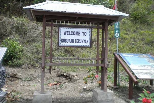 特鲁扬墓地如今成了旅游景点，入门处还立了地图和说明。