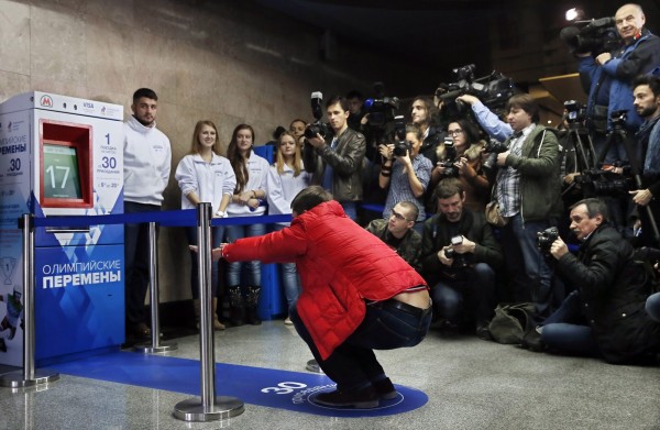 莫斯科当局为鼓励市民运动，在地铁站推出“深蹲30下换免费车票”活动。