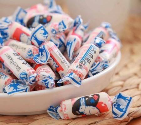 对许多6、7字辈的人而言，大白兔糖是抢手的童年零食，也为他们带来难忘的美丽回忆。