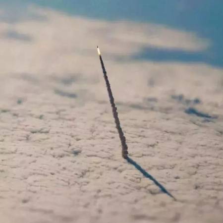 这并不是一根针。这是美国宇航局拍摄的航天飞机离开大气层的瞬间画面。
