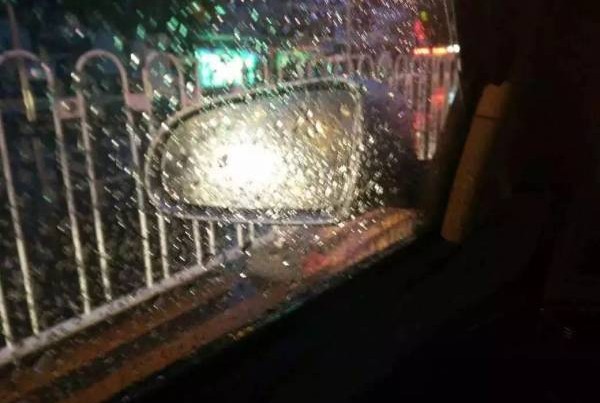 下雨的时候,后视镜玻璃最容易被雨滴打湿变得模糊,影响司机判断力,如何解决这个问题呢?