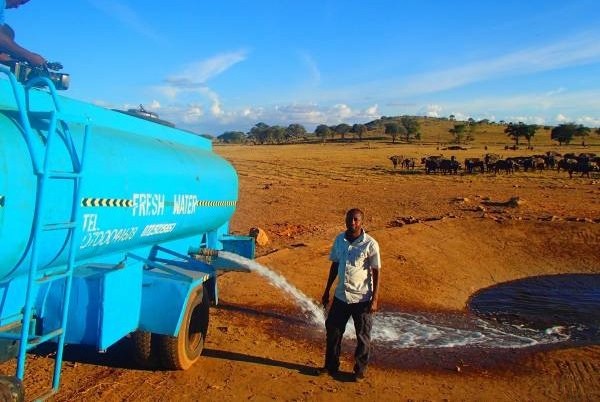 肯亚农夫天天冒险“载水3000加仑”为动物送水，直言我不能不管。