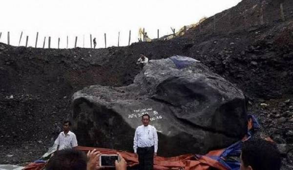 去年10月发现的近200吨玉原石，随即轰动整个帕敢区。