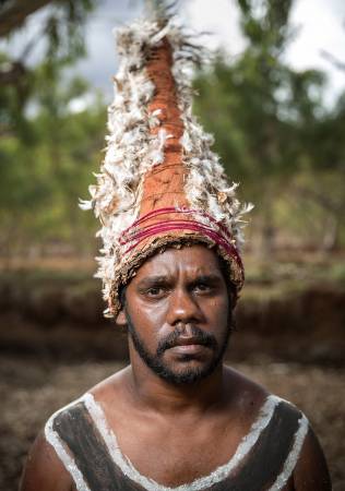 Marrinyama人喜欢在头顶带着高高的羽毛帽子，它被称为dhoeri。