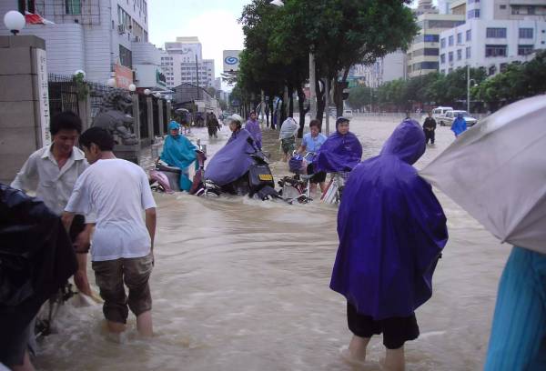 2005年8月“泰利”台风给福州造成大水灾。