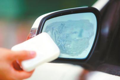 用肥皂涂抹在车外后视镜上，有种汽车打蜡了的感觉。