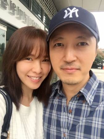 天心(左)嫁给韩国摄影师金荣敏。