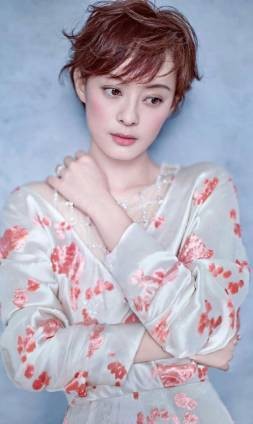 孙俪演出《后宫甄嬛传》打开知名度,不仅用自己拍戏赚来的钱做公益,还经营店铺资助贫困孩童的学费。