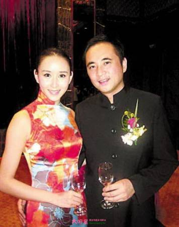  胡静嫁给马来西亚富商朱兆祥，从昔日一娱乐圈明星嫁入豪门后一跃成为万人羡慕的豪门媳妇。
