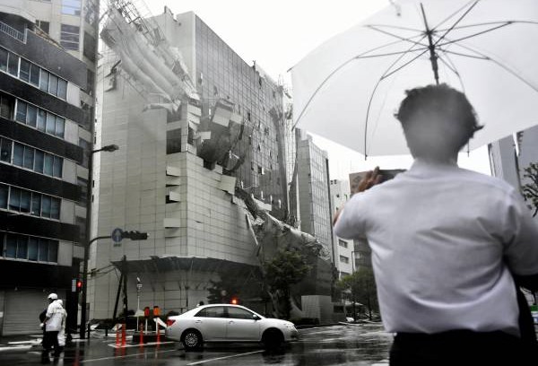 强台“燕子”（Jebi）登陆日本四国后，掀起狂风豪雨，在风速达到时速162公里的强风侵袭下，目前已知7人死亡，300余人受伤。