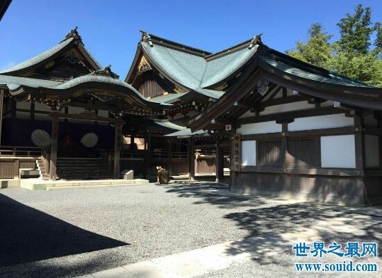 伊势神宫是日本最为神圣的神宫。此神宫供奉天照大神，自公元前4年神宫就存在于世间了。