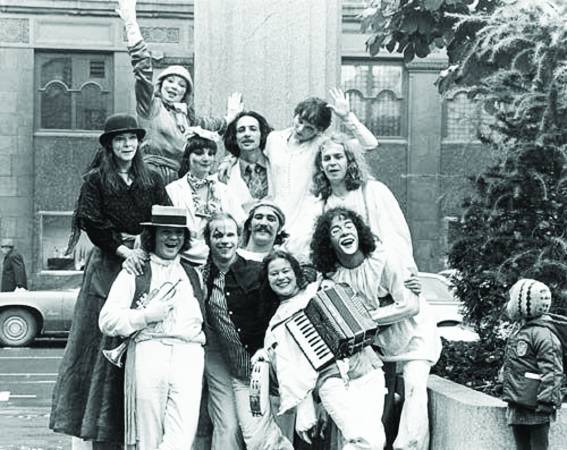 1984年,也就是32年前,一个魁北克街头艺术的表演团体(上图)在庆祝贾克·卡蒂耶(Jacques Cartier)于地理大发现时代发现加拿大的活动里,获得观众的热情回响与支持,给了他们信心,将团名定为太阳马戏团。