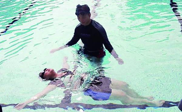 Nick Tung也能够帮助特殊儿童接触游泳这项对身心都极有帮助的运动。