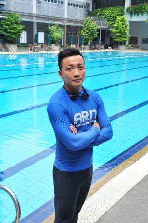 助人克服障碍的游泳教练Nick Tung。