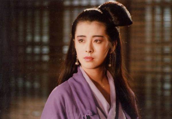  王祖贤1987年凭电影《倩女幽魂》里的聂小倩奠定影坛地位，成为红遍亚洲的巨星。 