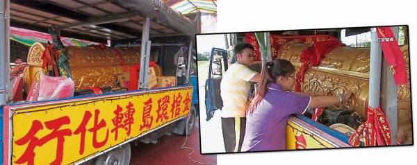 载着金棺材在街上跑,有民众会害怕绕道行,也有人胆大包天抢着上前摸棺身,祈求转运发财。