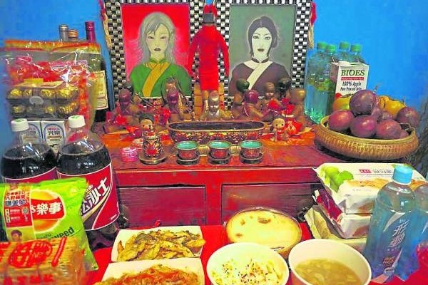 李元杰表示,拜鬼比较经济实惠,供品随意,而且拜祭后,人也可以拿来吃。