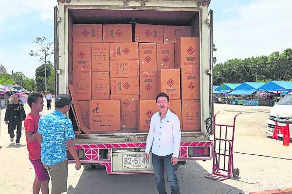 师傅身后的货车,原来是善信特地送来谢神的鸡雕像,实在夸张。