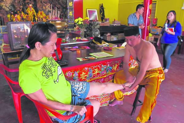 天龙宫除了治疗猴症闻名之外,也提供问事及医治其他奇难杂症。